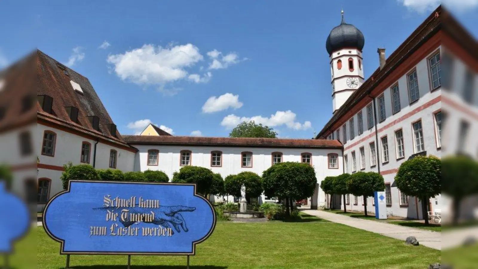 Schnell kann die Tugend zum Laster werden, mahnt die Tafel an der Klosterpforte. Sparsamkeit etwa verkehrt sich in Geiz, wenn sie überzogen ausgelebt wird. (Foto: Hauck)