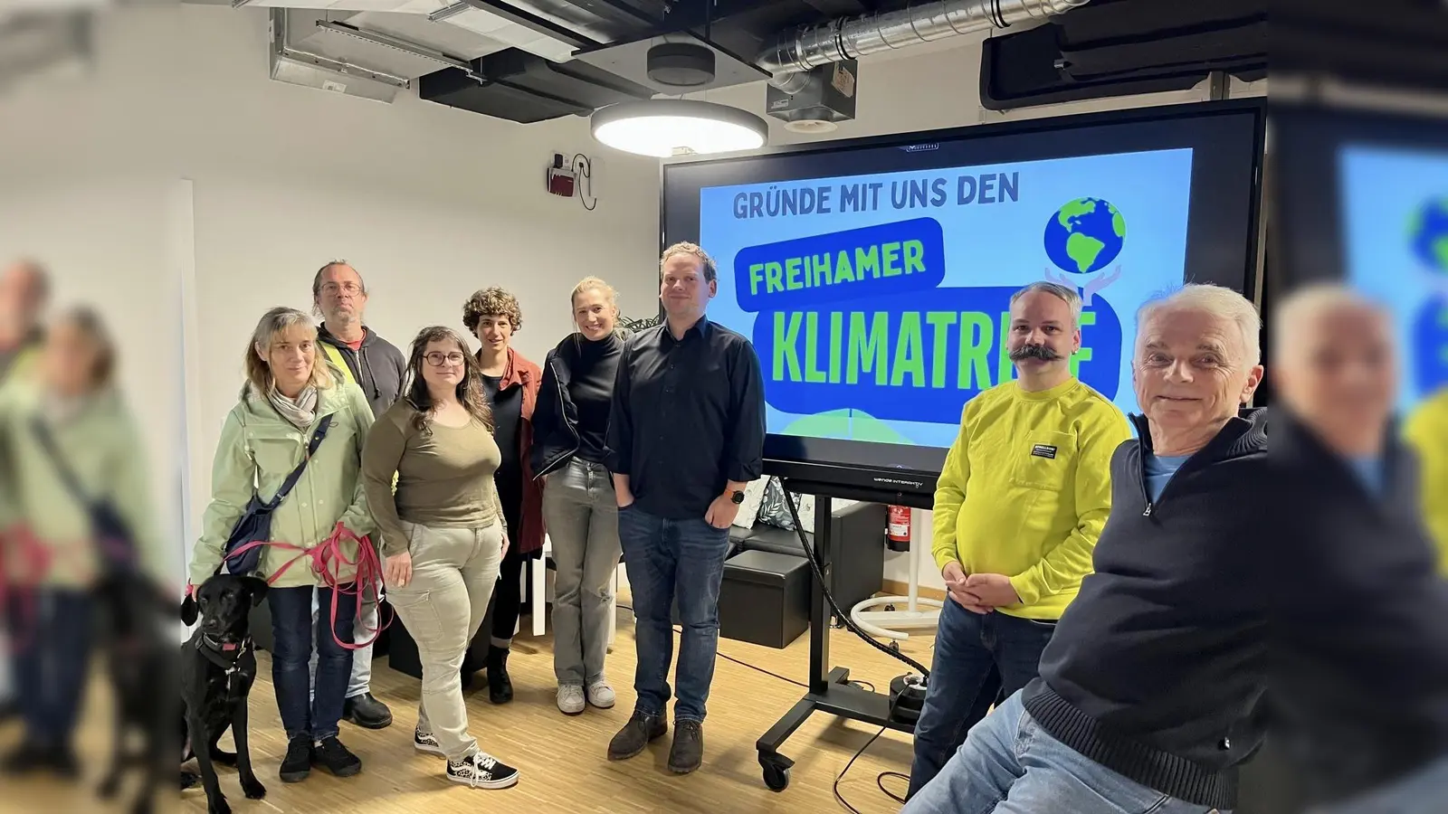 Freihamer Bürger um Johannes Landendinger (Zweiter von rechts) gründeten einen Klimatreff, der nun regelmäßig im Nachbarschaftstreff zusammenkommen und noch viel mehr Bürger vereinen soll.  (Foto: Ulrike Seiffert)