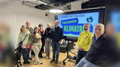 Freihamer Bürger um Johannes Landendinger (Zweiter von rechts) gründeten einen Klimatreff, der nun regelmäßig im Nachbarschaftstreff zusammenkommen und noch viel mehr Bürger vereinen soll.  (Foto: Ulrike Seiffert)