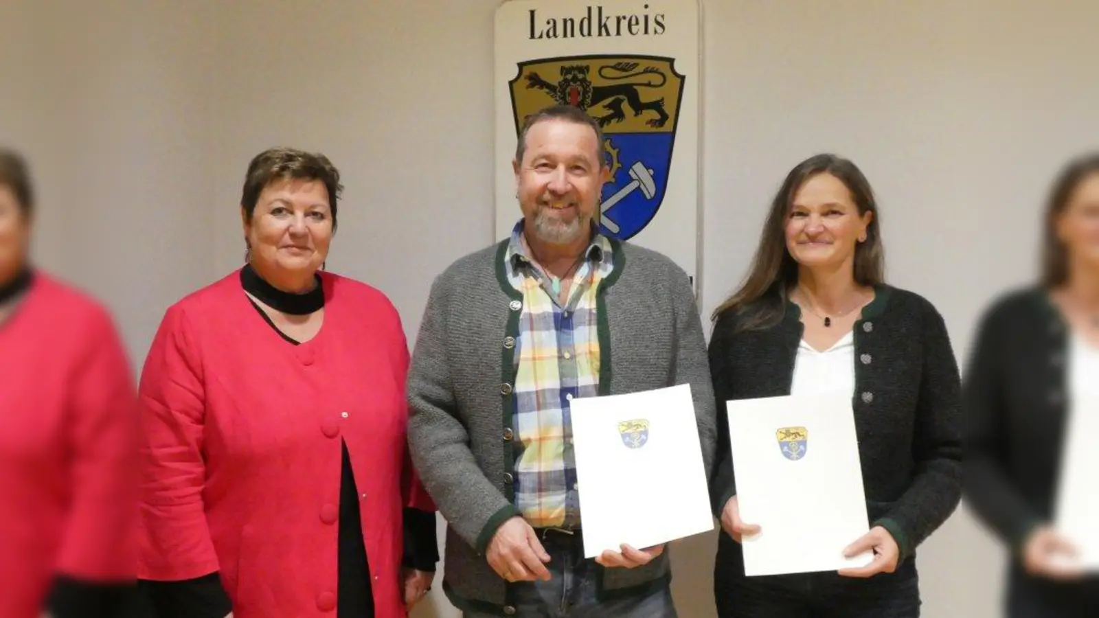 Andrea Jochner-Weiß überreichte Alfred und Tanja Lampl ihre Urkunden (von links). . (Foto: Landratsamt)