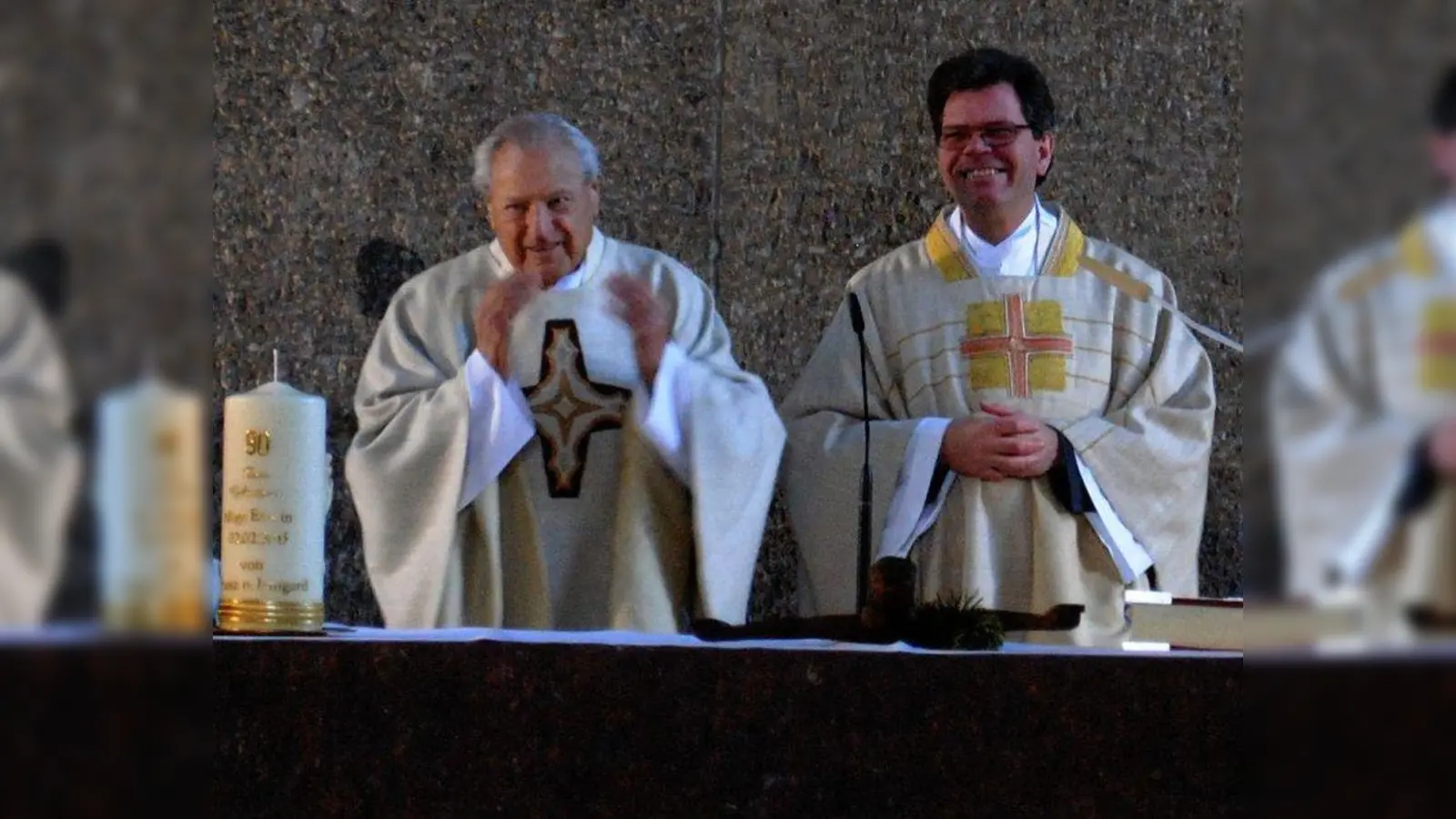Monsignore Erwin Hausladen (links) und Pfarrer Detlev Kahl bei dem Dankgottesdienst. (Foto: Pfr)