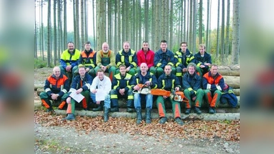 AQbsolvierten einen Kettensägen-Lehrgang: (obere Reihe v.l.) Alexander Dietz, Alexander Steet, Franz Waller, Martin Strasser, Roy Thoma,<br>Ludwig Harter, Florian Grill, Lukas Waldecker sowie (untere reihe v.l.) Stefan Gröber, Gerhard Elsnitz, Bernd Elsnitz, Dominik Sütterlin, Jost Michel,<br>Alexander Jung, Bernard Stocker und Erhard Halmich. (Foto: Feuerwehr Gauting)