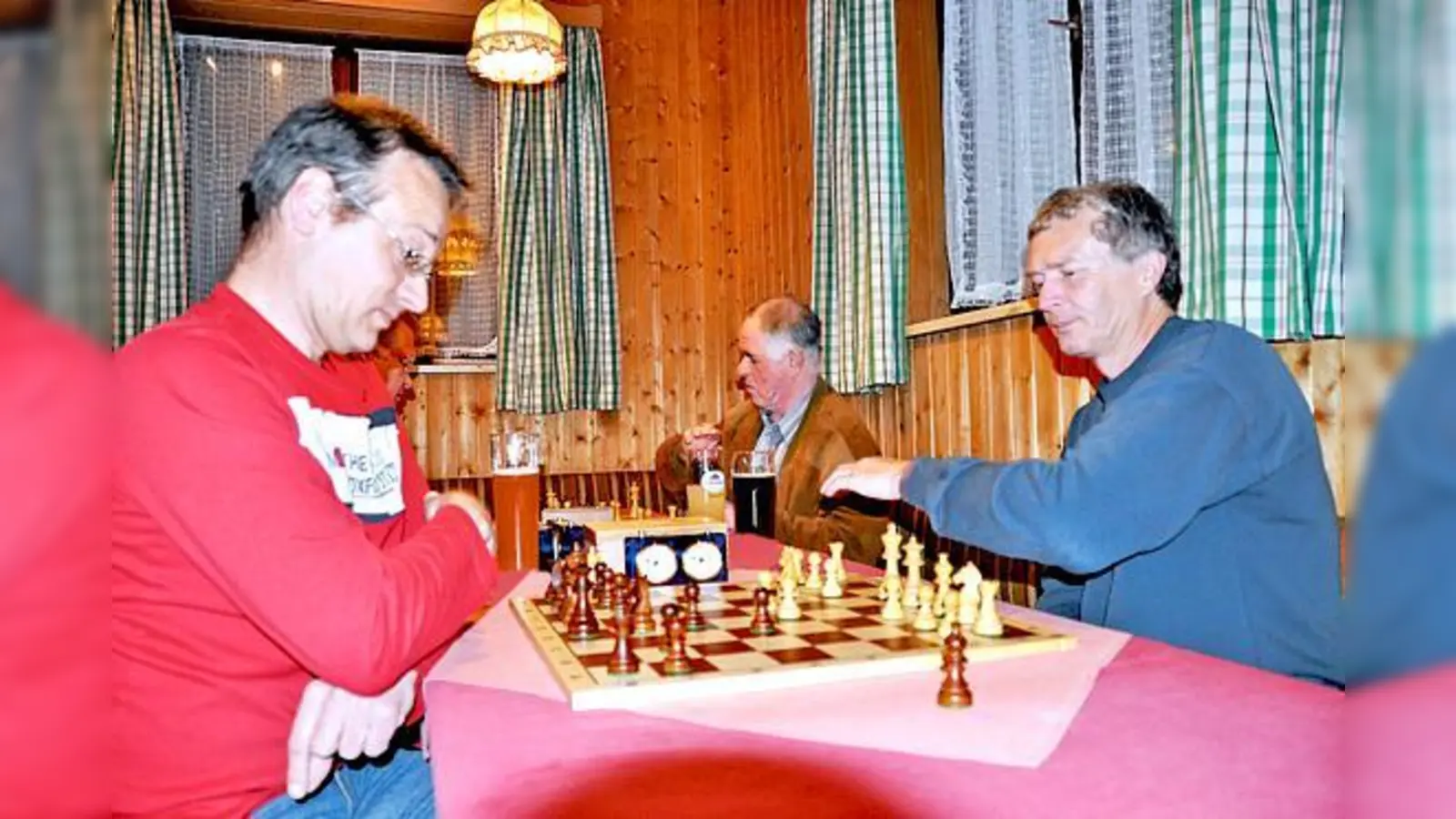 Vorsitzender Christian Langer (links) in einer Partie gegen Bernhard Bettinger.	 (Foto: S. Föll)