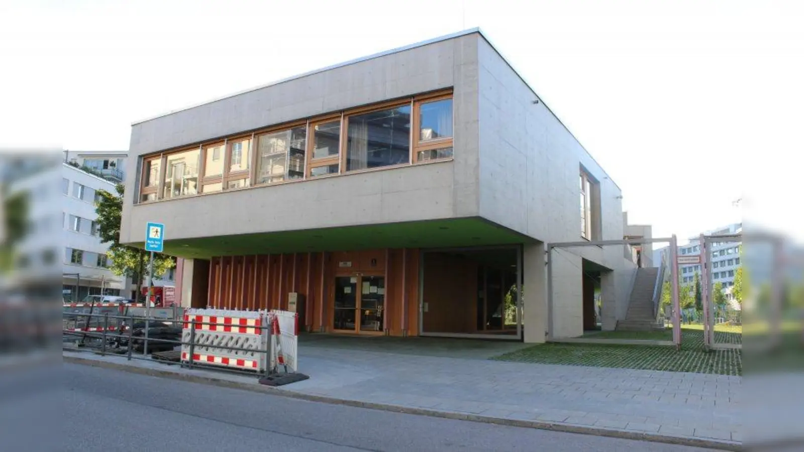 Weil steigende Schülerzahlen prognostiziert sind, soll die Helmholtzgrundschule ab dem Schuljahr 2018/19 wieder dreizügig werden. (Foto: sb)