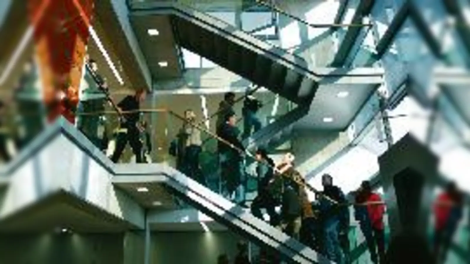 Foto: Das neue Kulturhaus Milbertshofen erlebt zur Eröffnung einen riesigen Besucheransturm. Viele  wollen das lang ersehnte Gebäude kennenlernen.