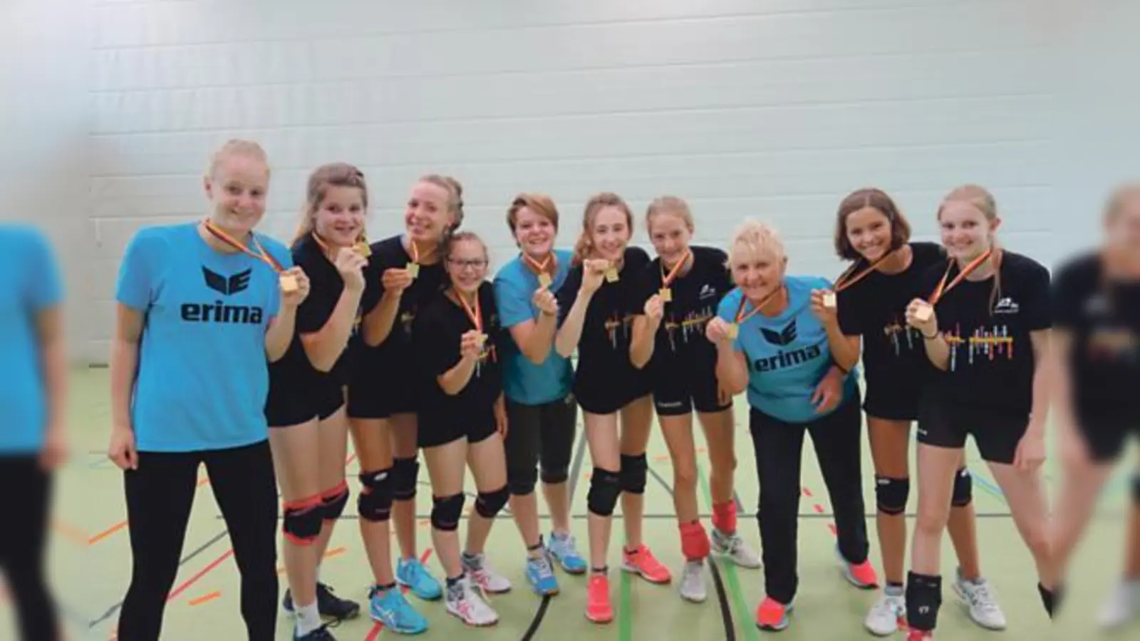 Die Trainerinnen Birgit Gußmann, Lea und Laura mit den erfolgreichen U-14-Volleyballerinnen:  Ella, Fiona, Charlotte, Emily, Celine, Maike, Anna und Vroni. 	 (Foto: hw)