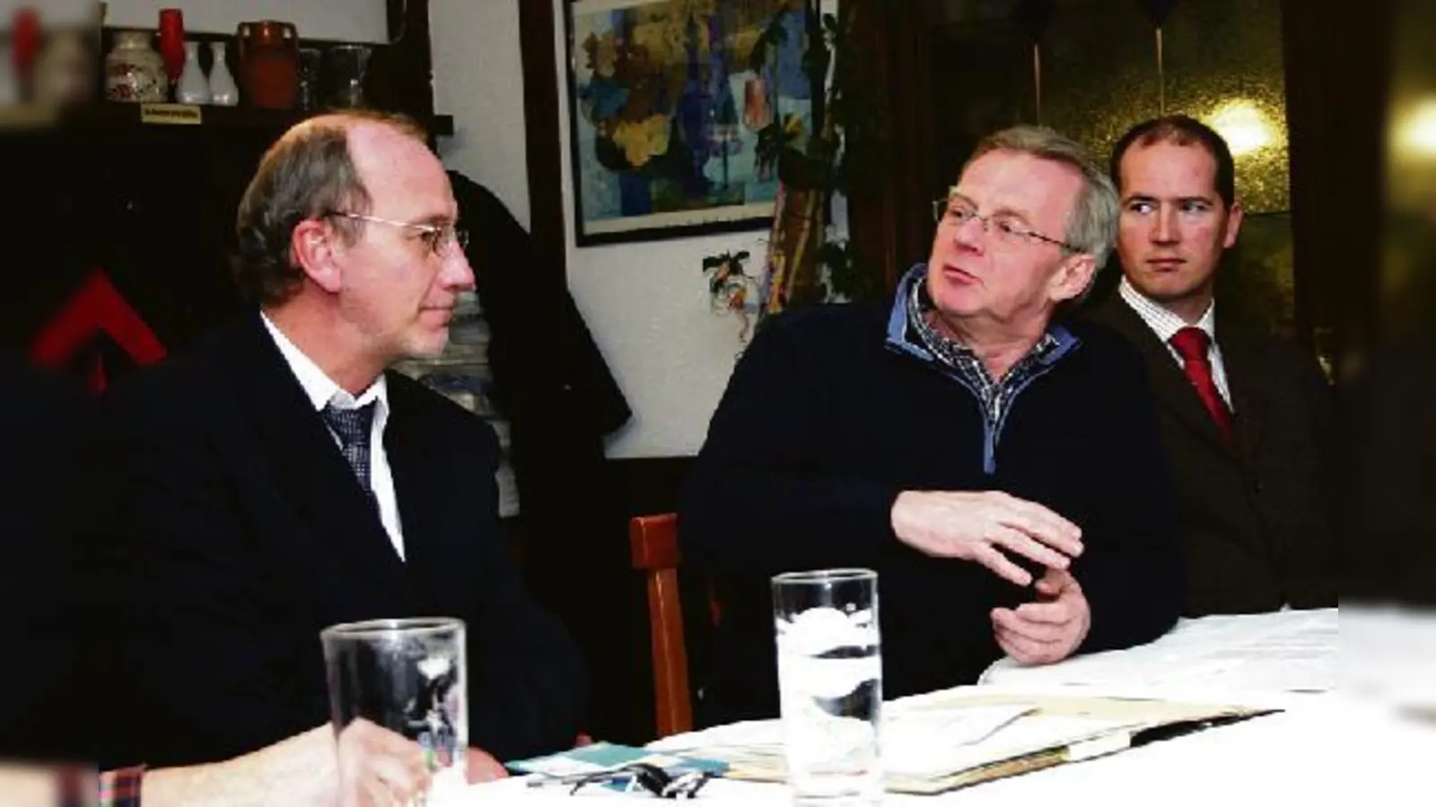 Hans-Georg Küppers (links), Kulturreferent der Stadt, stellte sich den Fragen, die unter anderen Klaus Mai, BA-Unterausschuss Kultur (Mitte) und Markus Auerbach, Vorsitzender des Bezirksausschusses 24, an ihn hatten.  (Foto: ko)