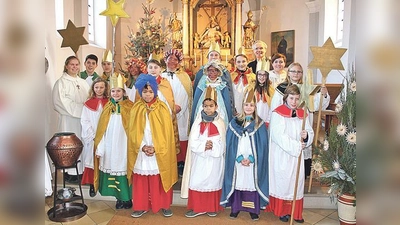 Mintrachinger Kinder verteilen segen als »Könige« und  Sternträger am Dreikönigstag.  	 (Foto: privat)
