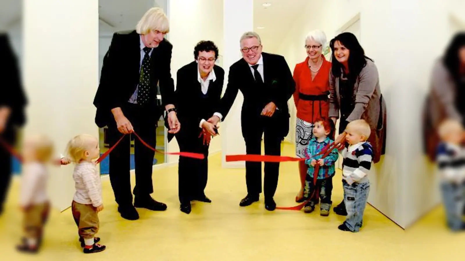 (v. li.) Jürgen Salzhuber, Geschäftsführer der AWO, Bürgermeisterin Christine Strobl, Telekom-Personalvorstand Thomas Sattelberger, Mechthilde Maier von Telekom und Ulrike Roth, Leiterin der neuen Kindertagesstätte.	 (Foto: Alexandra Beier)