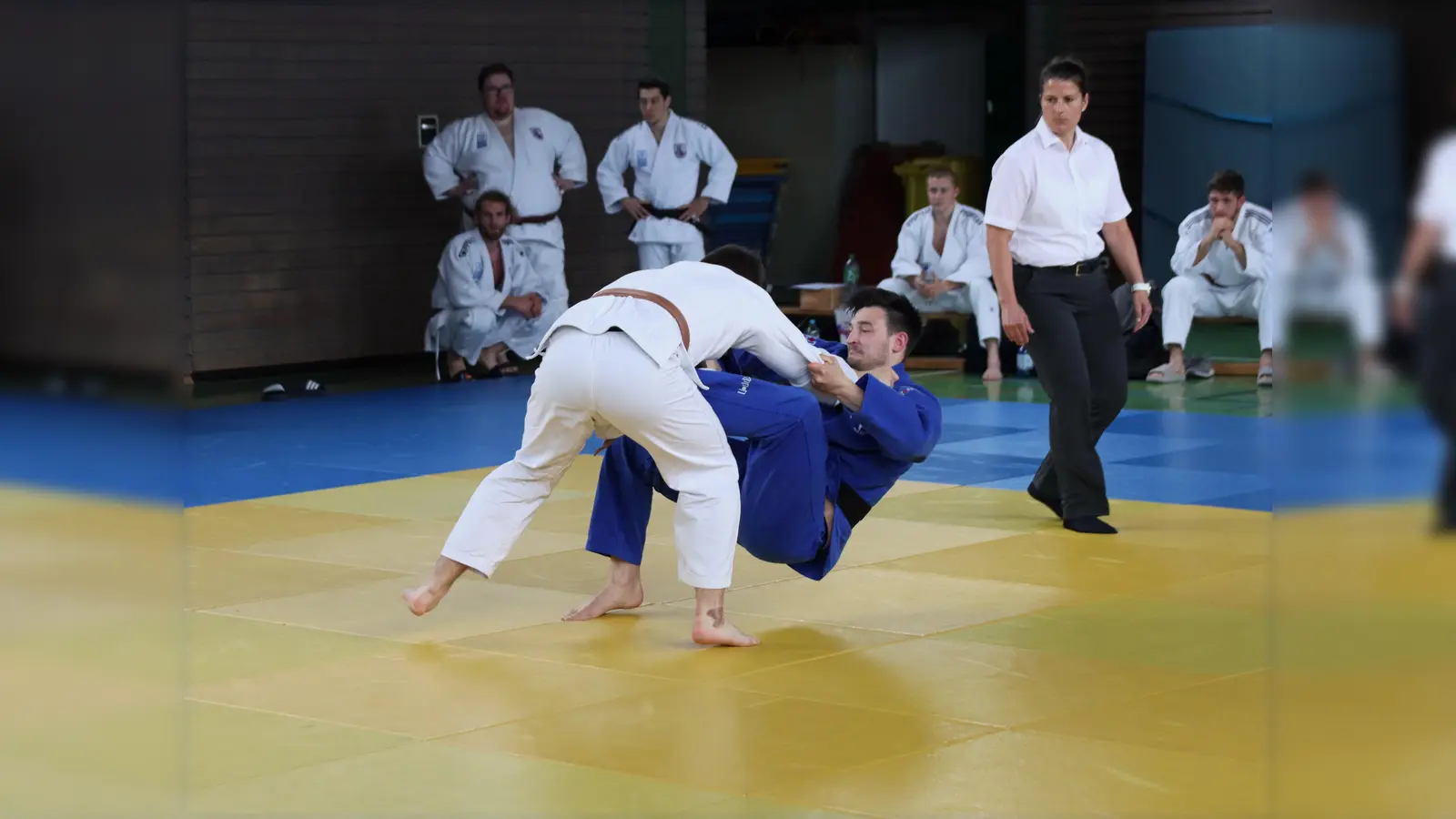 Valentin Larasser glich mit einem Festhalter aus und setzte sich gegen Paul Neuberger durch. (Foto: ampletzer paul)