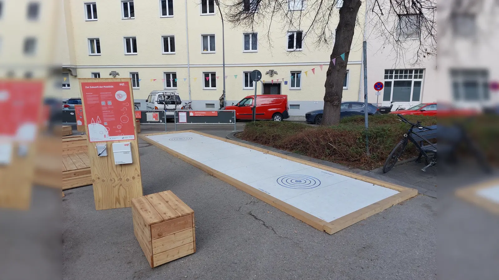 Im Winter stand im Rahmen eines Forschungsprojekts eine Kunststoff-Eisstockbahn an der Ecke Schlotthauerstraße/Entenbachstraße. Im Sommer werden hier neue Sitzgelegenheiten und Hochbeete aufgestellt. (Archivbild: bs)