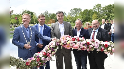 Blumen verbinden (von links): Stephan Keck (Bürgermeister Kirchheim), Maximilian Böltl (Altbürgermeister Kirchheim), Ministerpräsident Markus Söder, Umweltminister Thorsten Glauber und der Vorsitzende der Bayerischen Landesgartenschau, Gerhard Zäh. (Foto: ByLGS/Marcus Schlaf)