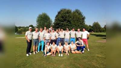 Die erfolgreichen Herrenmannschaft des GC Rottbach feierte mit der Damenmannschaft den Aufstieg in die Oberliga. (Foto: GC)