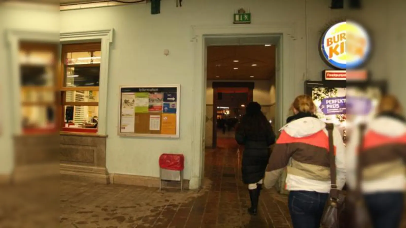 Da muss man schon genau hingucken: die Hinweisschilder für das Bahnhofs-WC sind im Schaukasten neben der Information. (Foto: US)