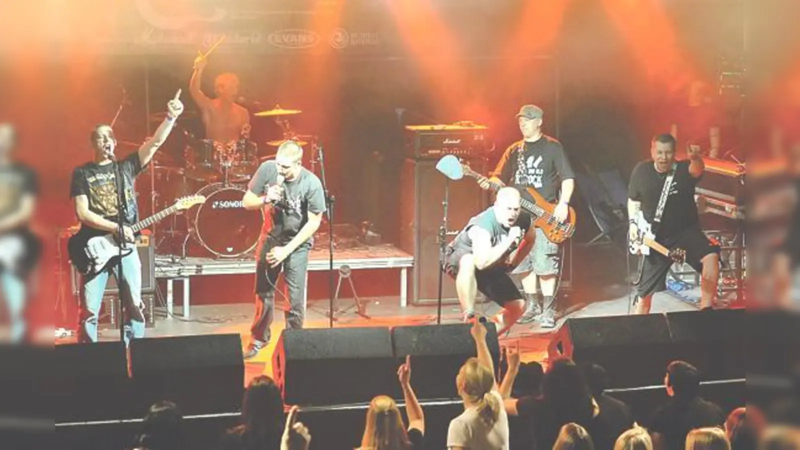 Die Punk-Rock Band »Acht Bier Später« heizt dem Publikum so richtig ein und bringt die Stimmung zum Kochen.	 (Foto: Privat)