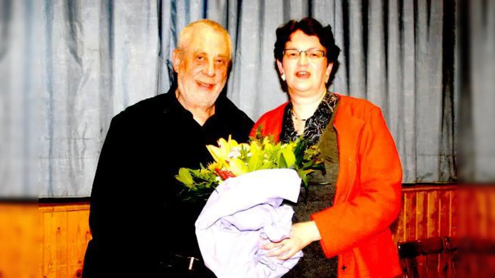 »Der Sepp bringt mir immer Blumen mit«, freute sich Münchens zweite Bürgermeisterin und Versammlungsleiterin Strobl über das Präsent des BA-Chefs.	 (Foto: js)