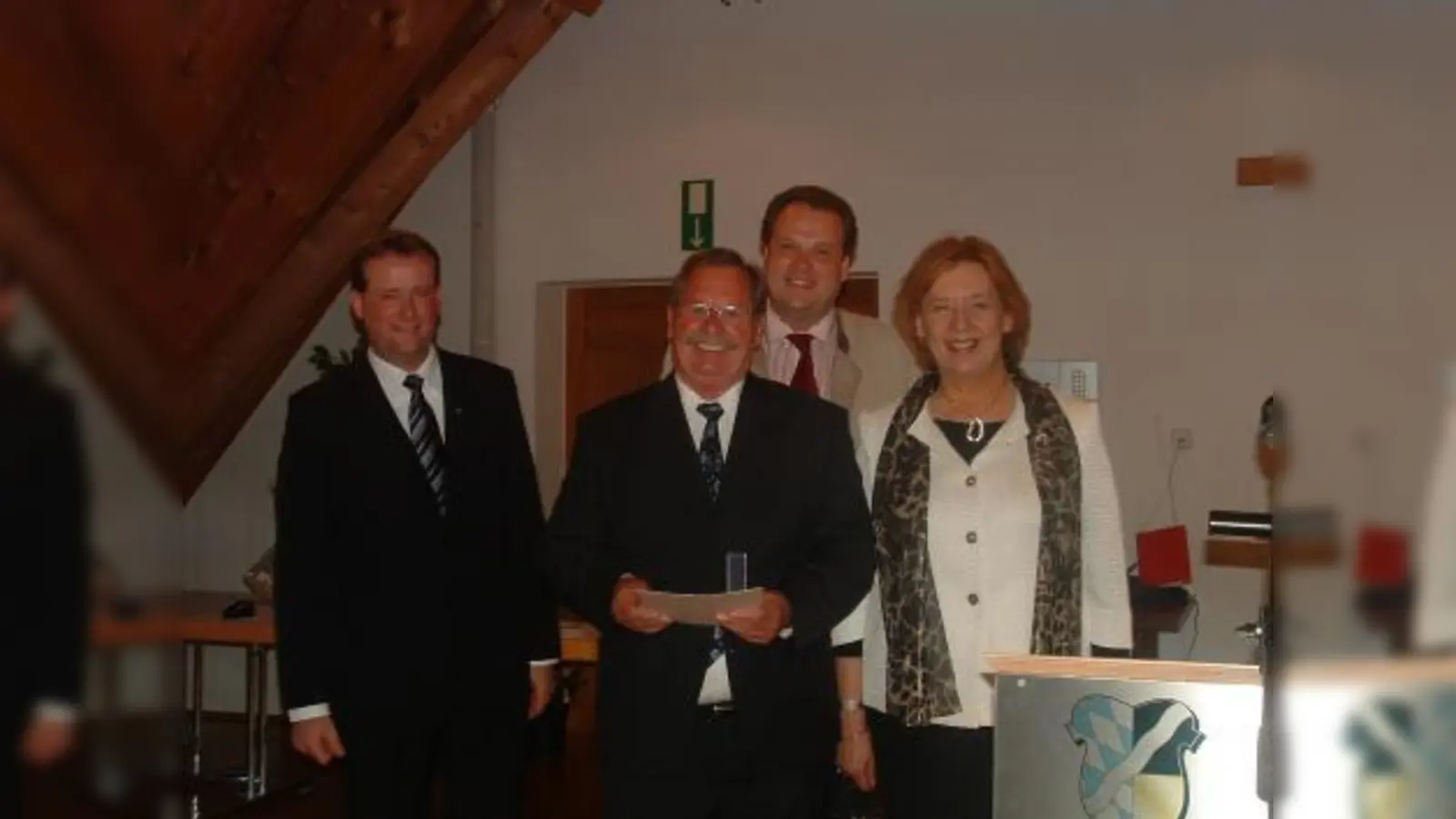 Ernst Pritschet (2.v.l.) freute sich sichtlich über die Auszeichnung des Ministerpräsidenten, die durch Johanna Rumschöttel überreicht wurde. Als „Paten” standen Gräfelfings Bürgermeister Christoph Göbel (2.v.r) und Peter Köstler (l.) den Geehrten zur Seite. (Foto: bb)