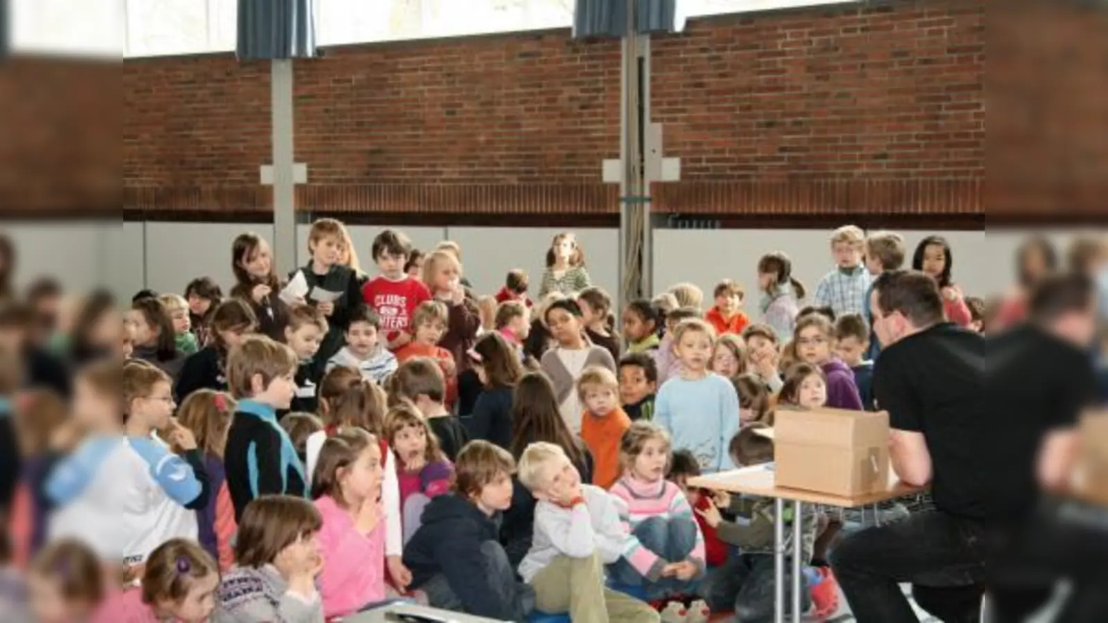 Lese-Frage-Antwort-Stunde: Die Erst- und Zweitklässler der Oselschule haben es ihrem Gast Markus Grimm nicht leicht gemacht und ihn mit ihren vielen Fragen gelöchert. (Foto: US)