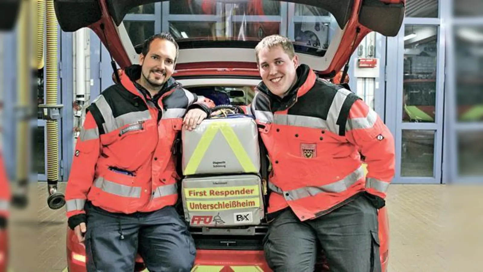 Florian Schanderl und Michael Meyer von der Freiwilligen Feuerwehr Unterschleißheim sind Feuerwehrmänner aus Leidenschaft.	 (Foto: sl)