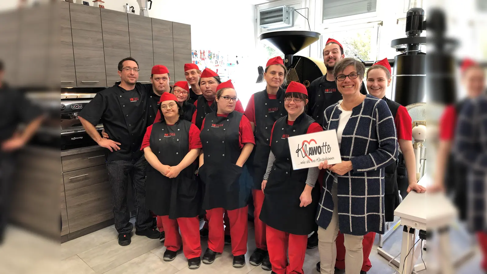 Eine Kooperation, die allen schmeckt: Das Team und der stellvertretende Kaffeeröster Philip Hübner (l.) und Klawotte-Leitung Ulrike Konrads (r.). (Foto: VA)