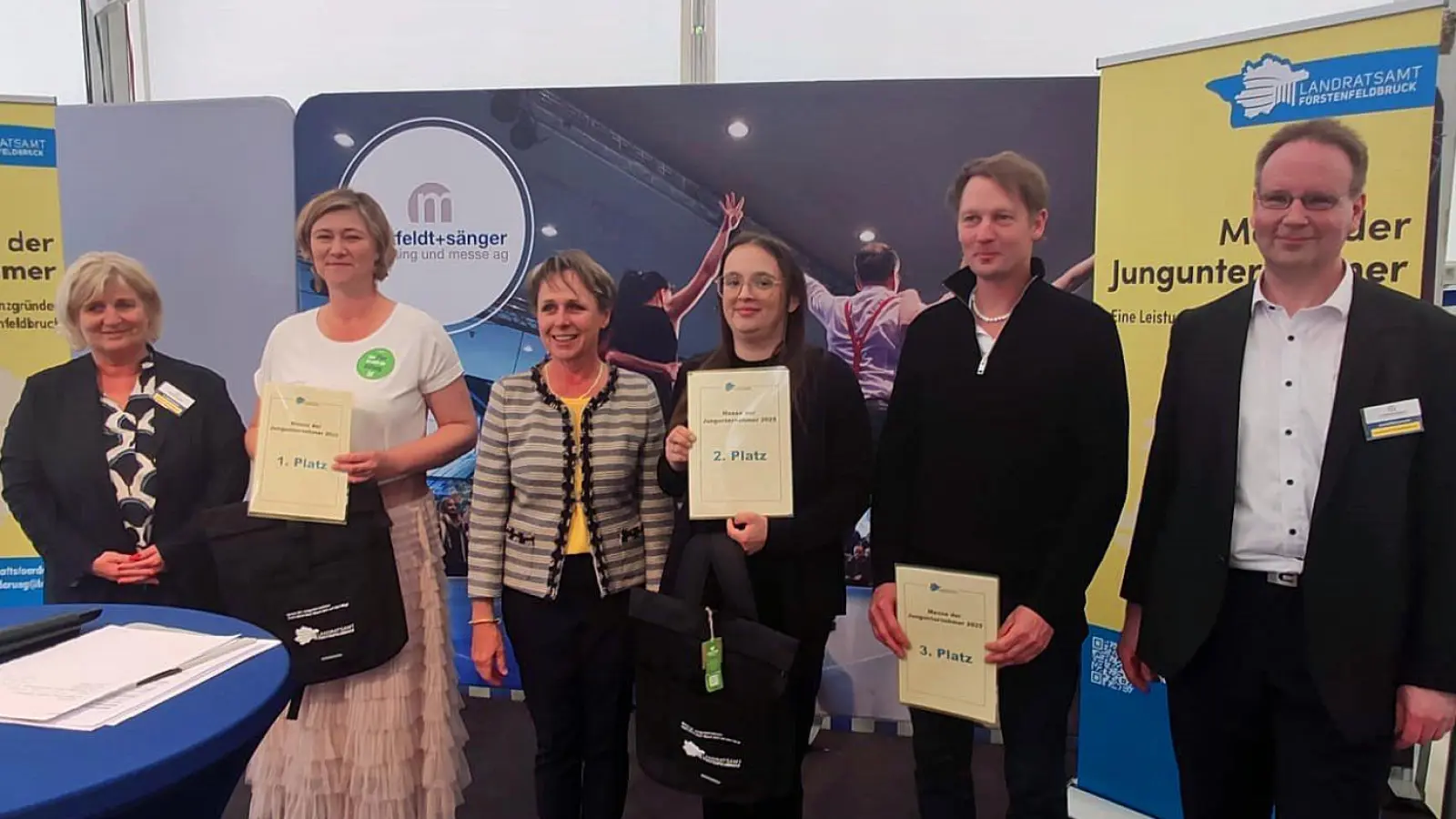 v.l.nr.: Barbara Magg (Leiterin Wirtschaft und Regionales im Landkreis Fürstenfeldbruck), Petra Gerum, Martina Drechsler (stv. Landrätin), Clarissa Drittenpreis, Josef Staffler, Harald Hof (Wirtschaftsförderung). (Foto: LRA FFB)