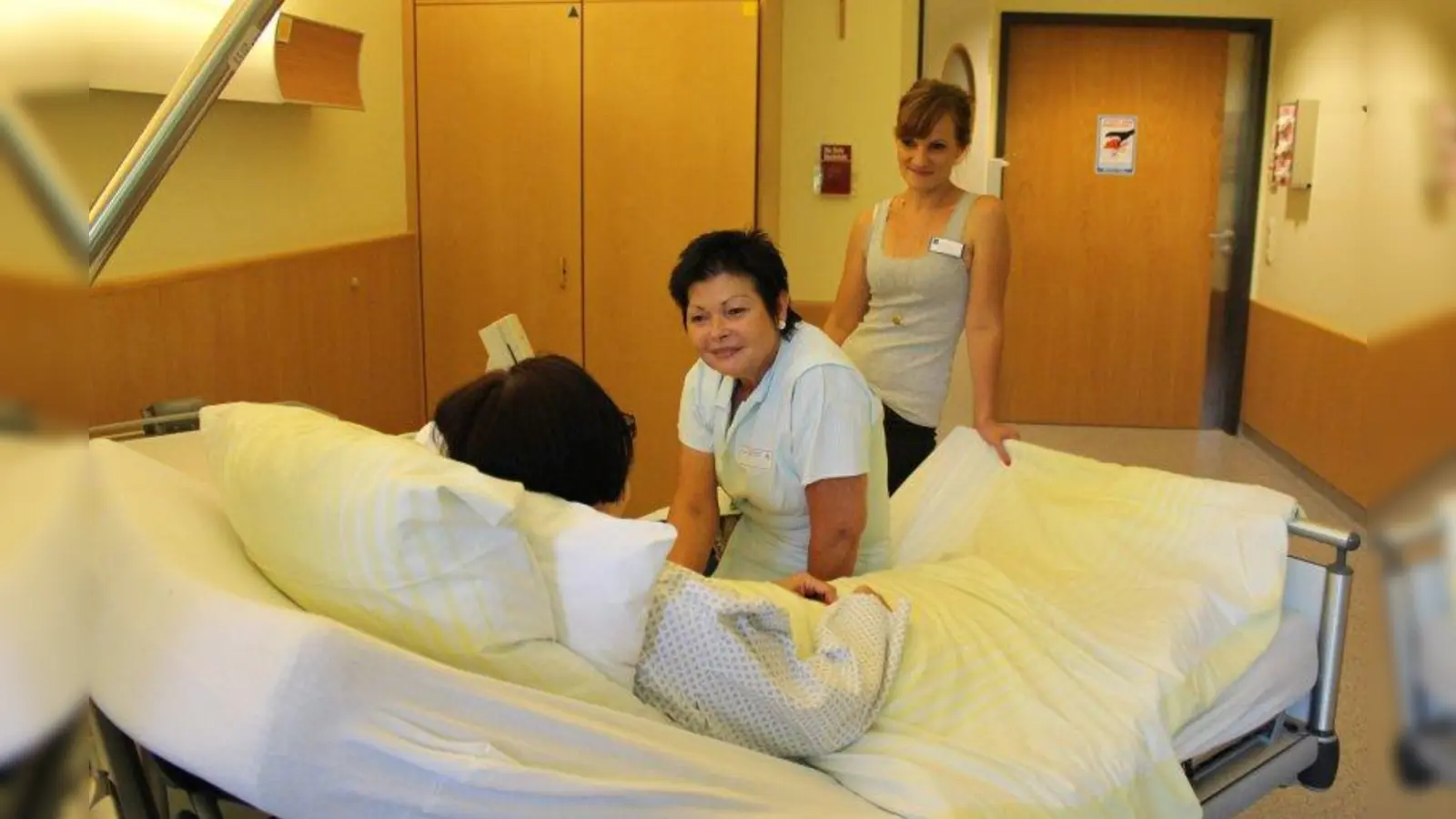 Susanne Amtmann (Mitte) kümmert sich als ehrenamtliche Mitarbeiterin um Patienten im Krankenhaus Barmherzige Brüder. Ihr zur Seite steht Christina Strych, Leiterin Case Management. (Foto: sb)