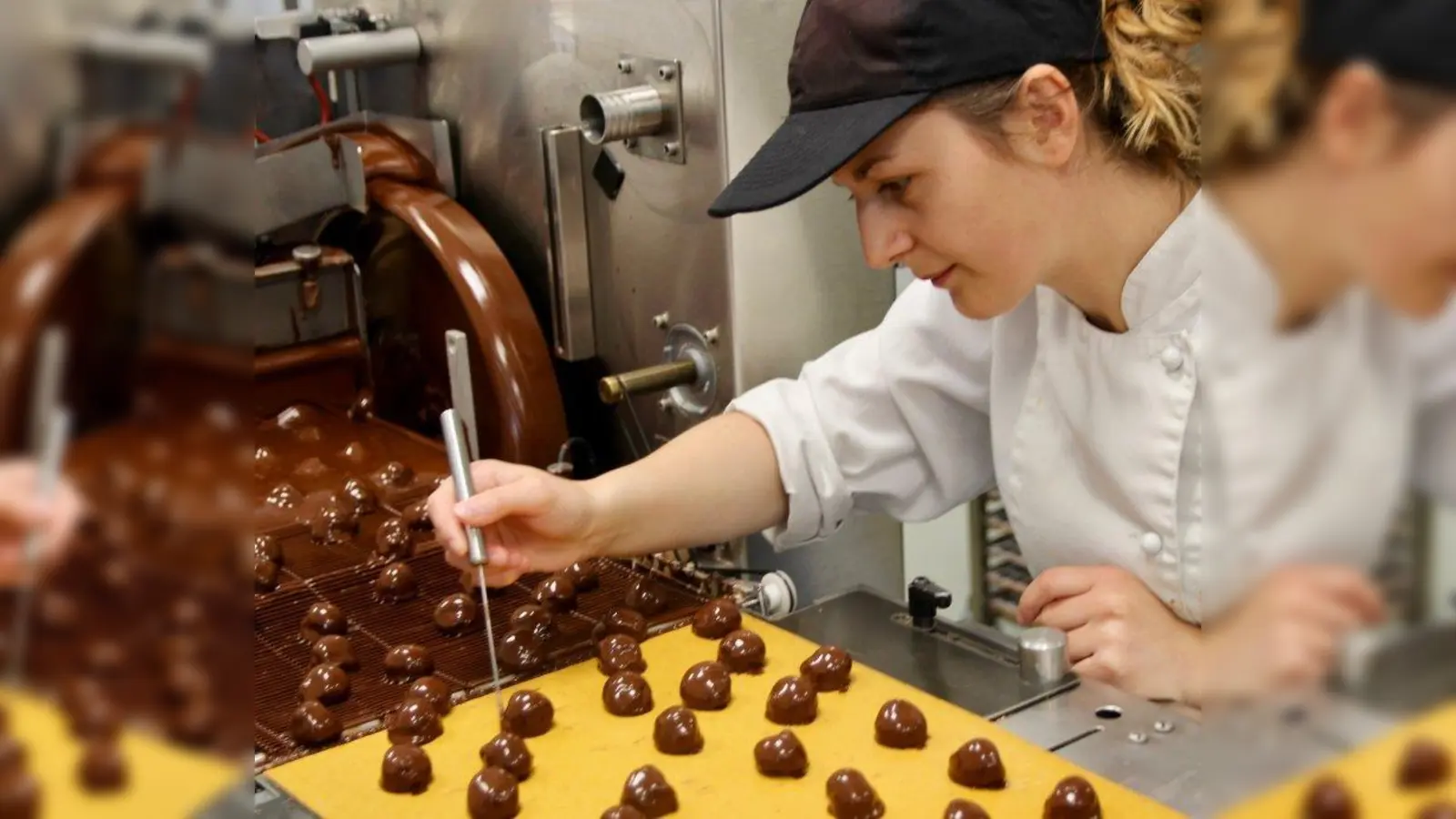 Handarbeit: Jede einzelne Praline wird begutachtet und verbessert. Im Bild kontrolliert Annekathrin Schrotzhammer die Rumtopfmarzipan-Pralinen. (Foto: us)