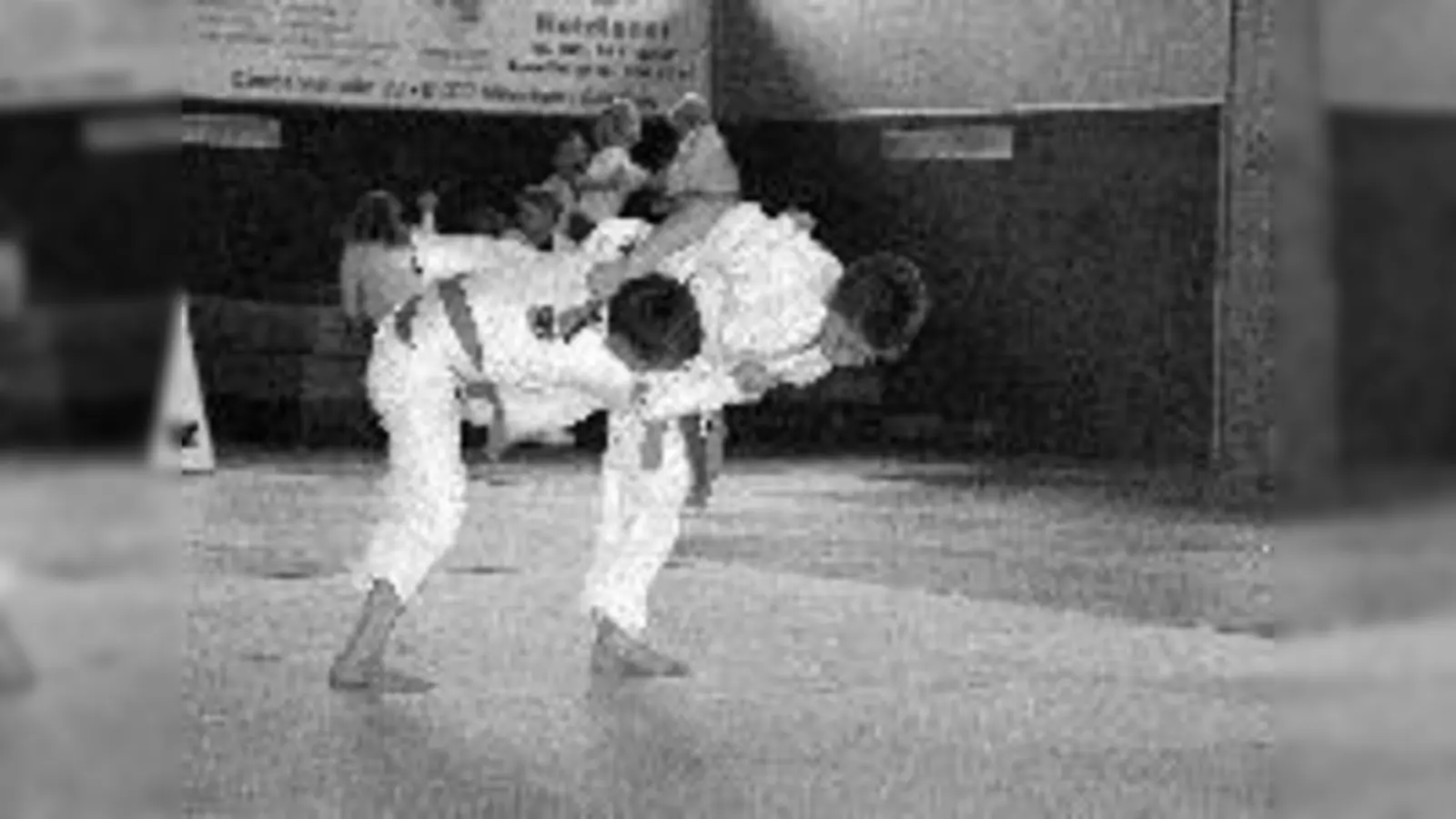 Nur nicht unterkriegen lassen: Niklas Blöchl (r.) verteidigt seinen Meistertitel.	 (Foto: Goldbrunner)