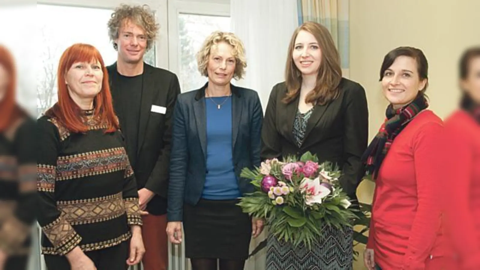 Freuen sich über das Ausbildungsergebnis von Luisa Neusser (mit Blumen): Klassenleiterin Michaela Schwarz (rechts), Schulleiterin Gaby Stadler (Mitte), Lehrerin Gabriele-Maria Klepsch (links) und Pflegedirektor Peter Huber.  (Foto: Kreisklinik Ebersberg)