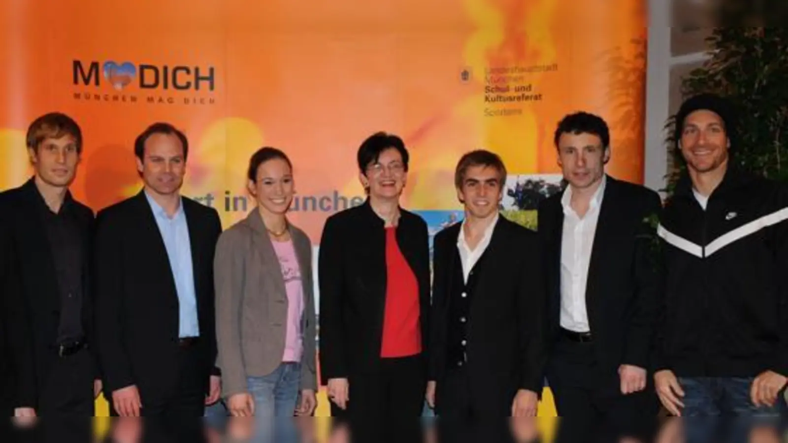 Bürgermeisterin Christine Strobl (Mi.) zusammen mit den Sportlern Andreas Ottl, Christian Nerlinger, Dr. Christine Theiss, Philipp Lahm, Marc van Bommel und Tim Lobinger (v.li.).  (Foto: Sportamt München)