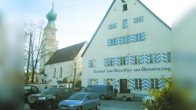 Die Obermenzinger wünschen sich eine ansprechende Gestaltung ihres unter Ensembleschutz stehenden Dorfkerns rund um die alte Dorfkirche St. Georg und den Gasthof Zum Alten Wirt. (Foto: F. Vogelsgesang)