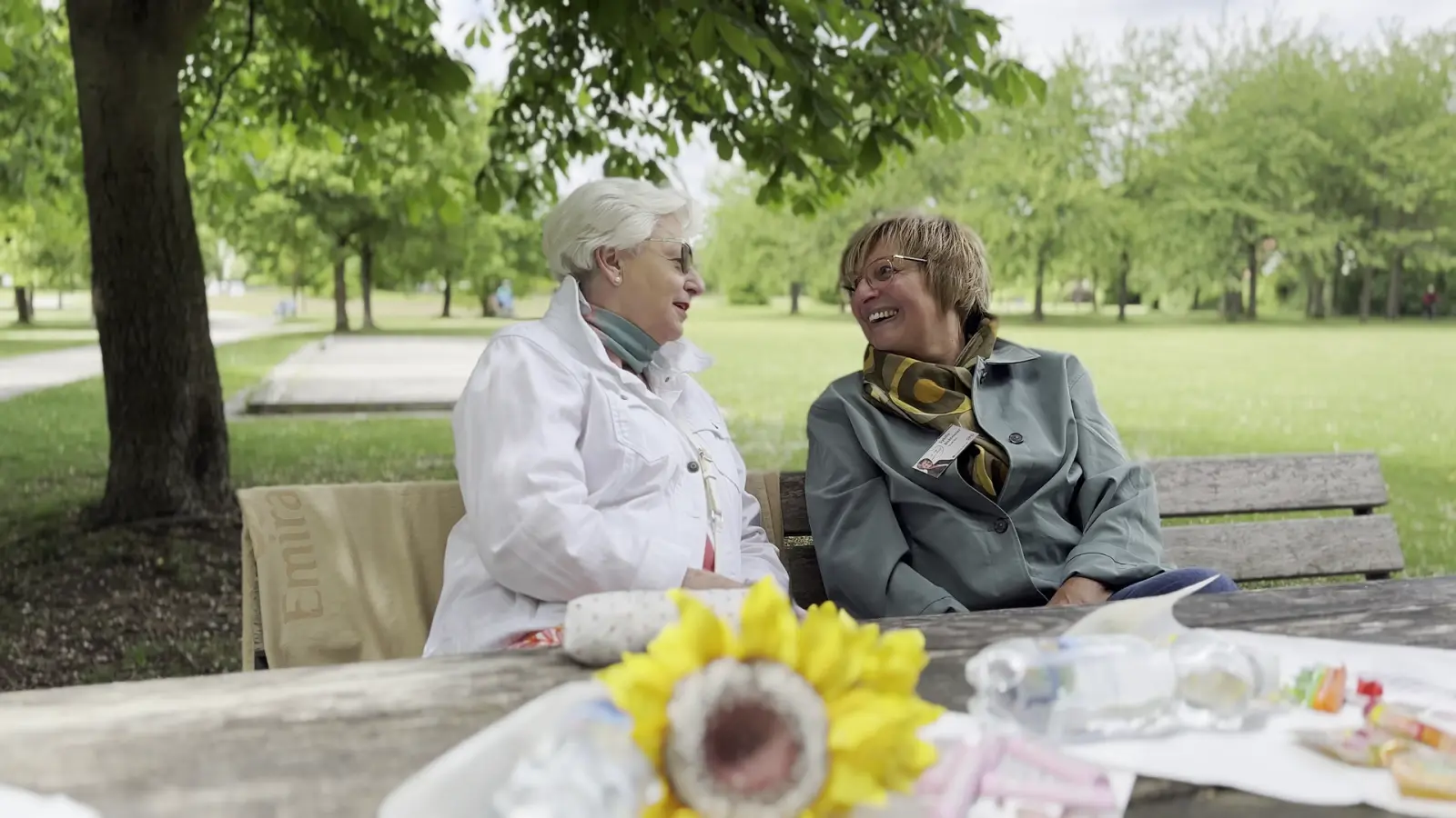 Stadträtin Sybille Bichlmeier freut sich, am 29. Juli wieder mit vielen interessierten Bürgern und Bürgerinnen auf dem Ratschbankerl Platz zu nehmen.  (Foto: Sophie Kompe)