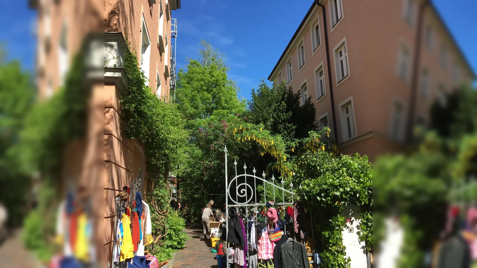 Beliebt und gut besucht: Am kommenden Wochenende finden die Münchner Hofflohmärkte in der Unteren Au und in Untergiesing statt, eine Woche später dann in Haidhausen - wie auf unserem Bild bei hoffentlich schönem Wetter. (Foto: www.hofflohmaerkte-muenchen.de)