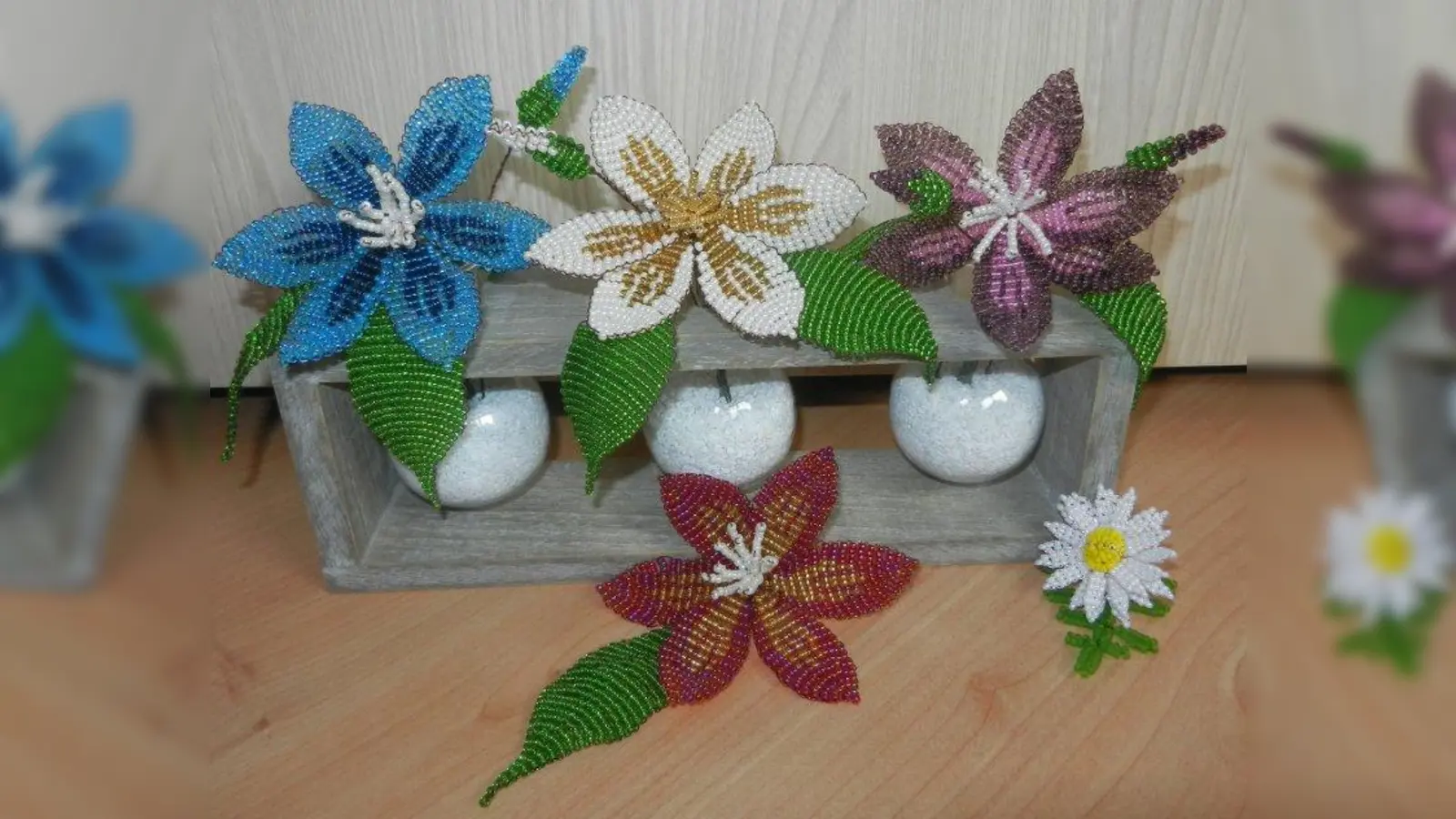 Schönes Geschenk: Blumen aus Perlen werden in einem Kurs der Volkshochschule hergestellt. (Foto: pi)