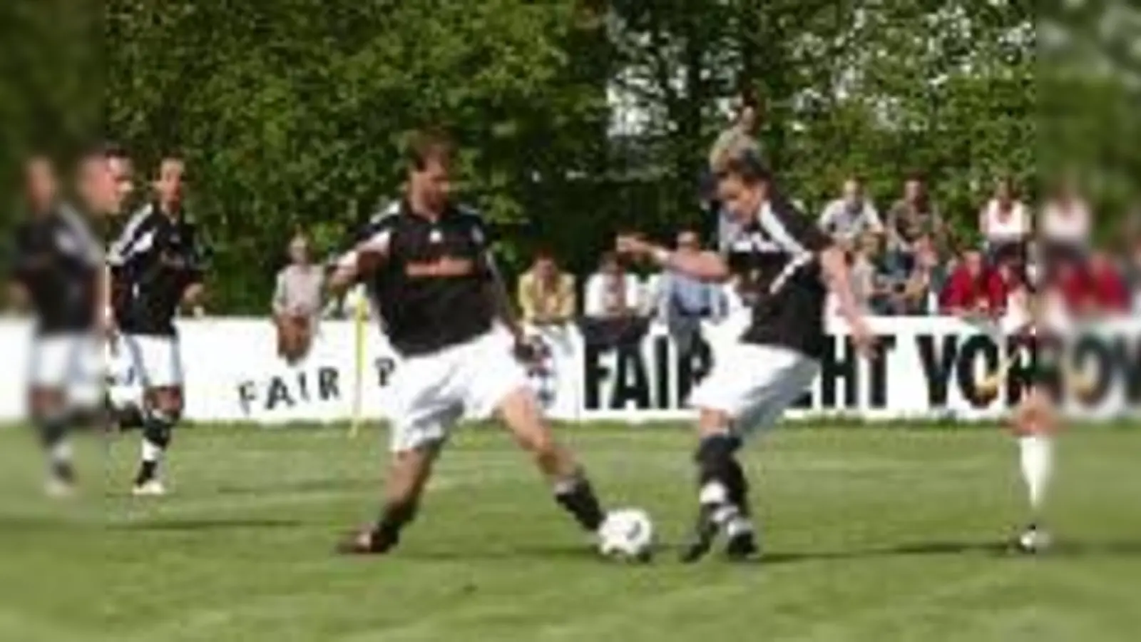 Ein schweres Stück Arbeit: Phönix verteidigte gut und zudem standen sich die Echinger im Derby öfters gegenseitig im Weg. Doch schließlich schossen sie sich der Bezirksoberliga schon sehr viel näher.	 (Foto: ba)