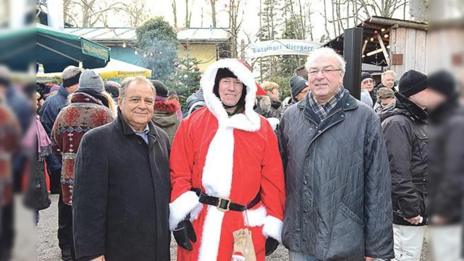 Enzo Giardino (Vereinsgründer und 1. Vorstand vom Verein Azioni Ninos Felices) freut sich über die Spende von SKH Leopold Prinz von Bayern und Jochen Kälin (beide Lions Club Starnberger See  Ludwig II.).	 (Foto: Privat)