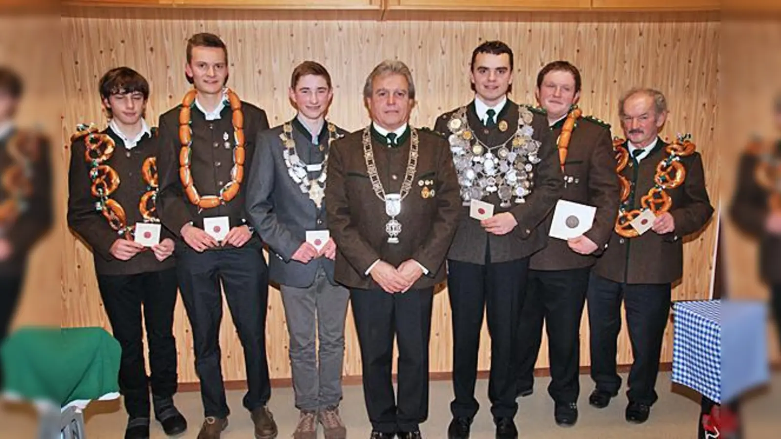 (v.l.): Lukas Katzmair, Vizejugendkönig Dominik Paul, Jugendkönig Levi Springer, Schützenkönig Franz Strauß, Vizeschützenkönig Peter Wagner und Ernst Vodermair. (Mitte) der Bezirksschützenkönig (LP/LG-Auflage) Emil Schoppel.  	 (Foto: Privat)