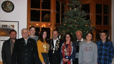 Dennis Richter, Lutz Kahla, Andreas Ullmann, Johanna Berchtold, Franz Krasemann, Christiane Walter, Gerd Royer sowie Simon und Lukas Wörsching. (Foto: SG Almarausch Unering)