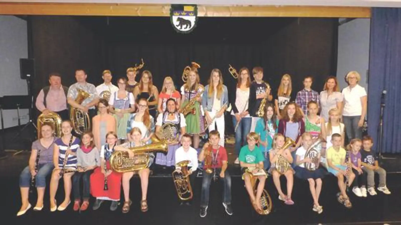 Die Jugendmusikkapelle Gelting/Poing und ihre Vorstände mit dem scheidenden Dirigenten und der neuen Leitung, Christine Westermeier. 	 (Foto: Verein)