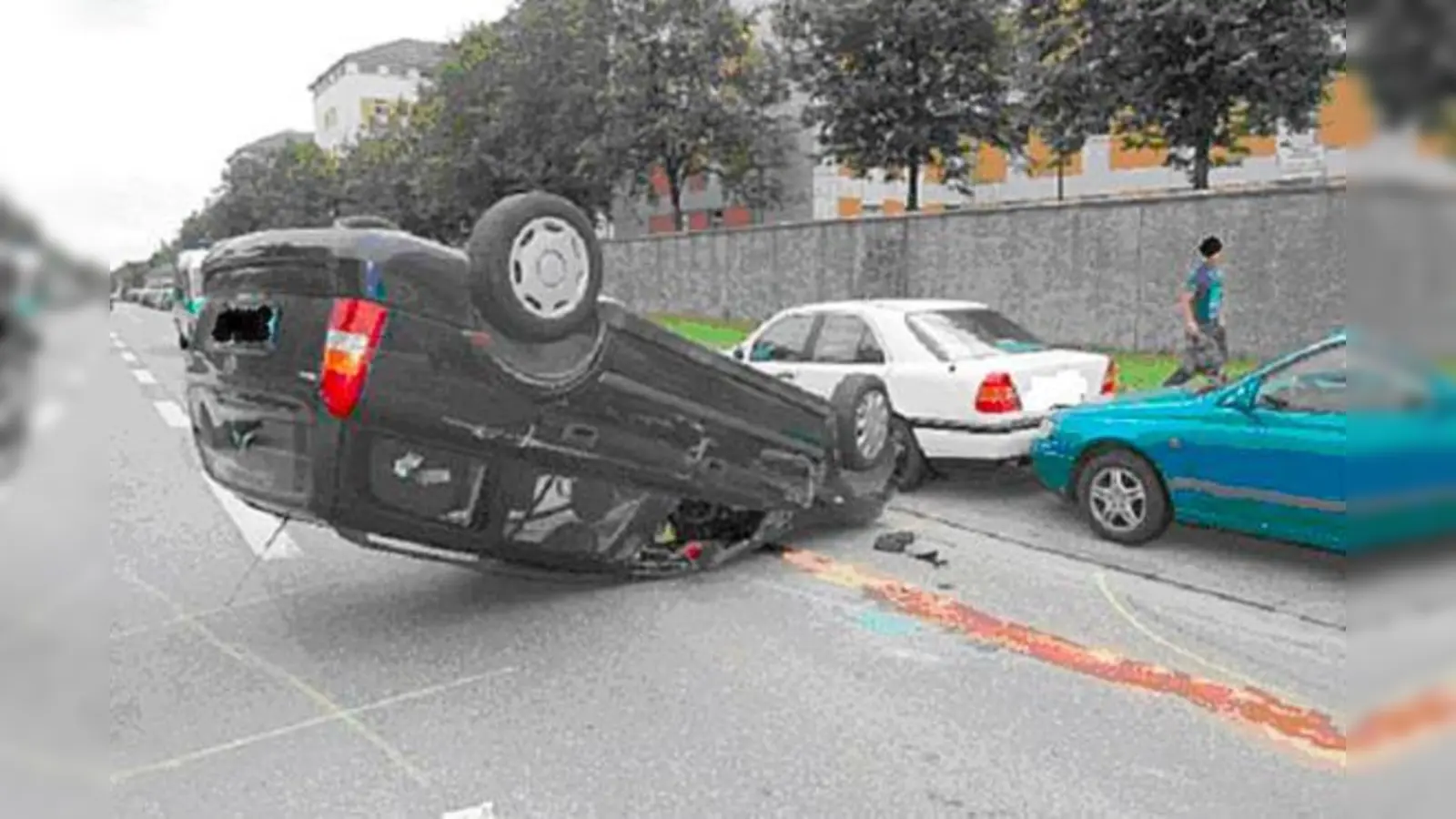 Die Insassen wurden leicht verletzt und im Krankenhaus ambulant behandelt. 	 (Foto: Polizei)