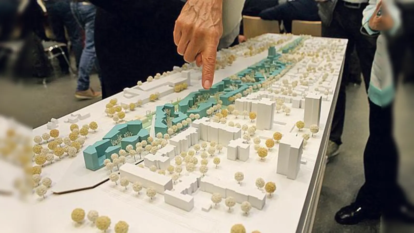 Die Architekten stellten ihren Entwurf für das neue Wohngebiet vor. Sie arbeiten dabei mit offenen Formen, den Polygonen.	 (Foto: ch)