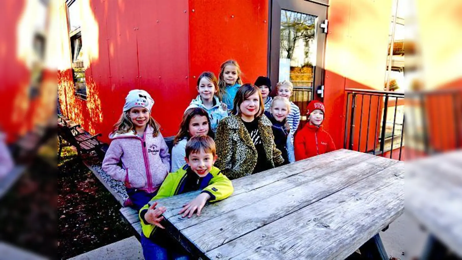 Julia Iafrate mit Hortkindern vor der Villa Kunterbunt.	 (Foto: privat)