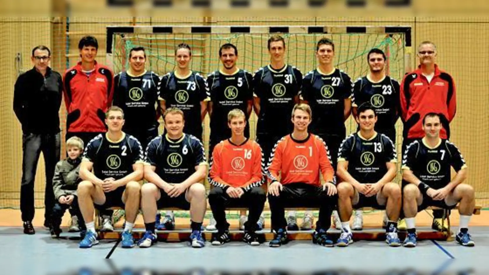 Mit diesem Kader gehen die Handballer von der SpVgg  Altenerding die neue Saison an.	 (Foto: Verein)