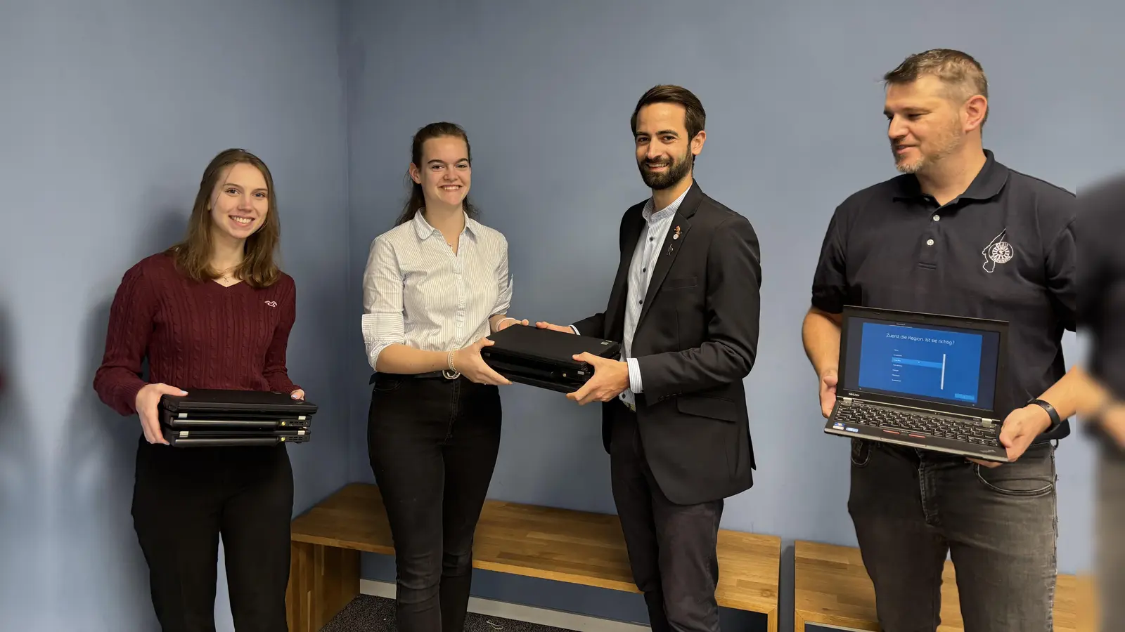 Der Round Table 219 Starnberg spendet dem DigiClub e.V. 16 Laptops. (Foto: DigiClub e.V.)