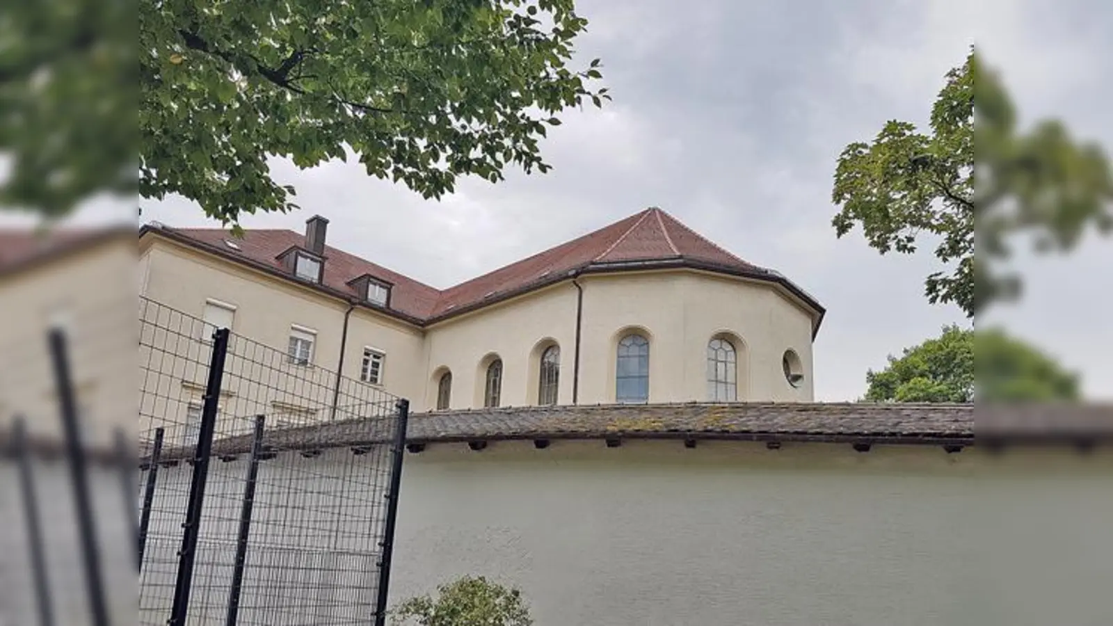 Im leer stehenden Mutterhaus der Barmherzigen Schwestern soll demnächst eine Tagesklinik der Kinder- und Jugendpsychiatrie eingerichtet werden. Dazu kommen Therapie-, Büro- und Seminarräume.				  (Foto: bs)