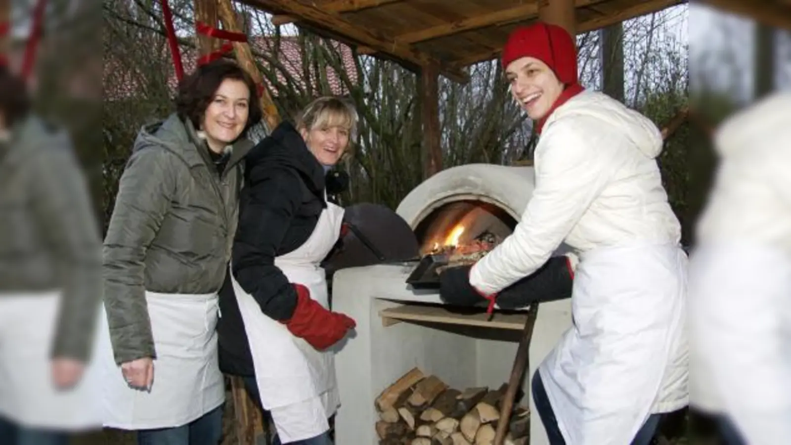 Den ganzen Nachmittagen rollten die engagierten Mütter Teig für Flammkuchen aus, belegten die begehrten Teigfladen lecker und backten sie in dem tollen farmeigenen Holzofen heraus. (Foto: Eva Schraft)