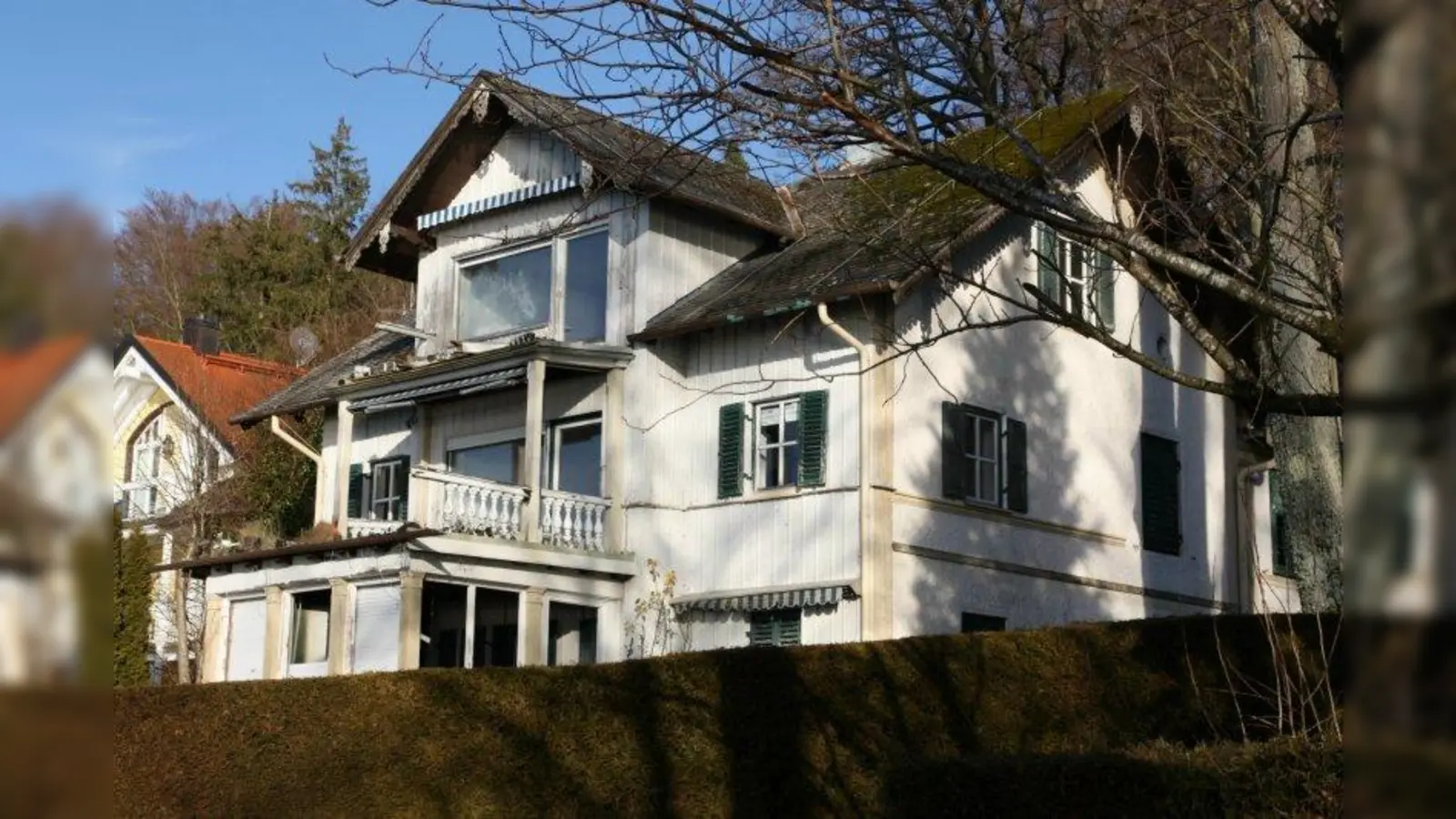 Eine Aufnahme aus dem Jahr 2012. Die Brüstung auf der Veranda ist noch teilweise vorhanden. (Foto: Hauck)