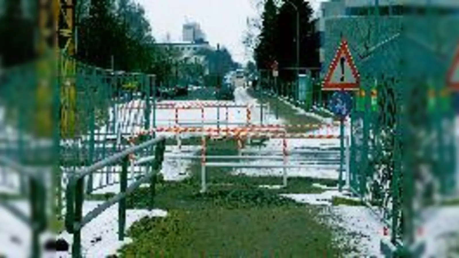 Riskanter Bahnübergang an der Bahnhofstraße/Medienallee in Unterföhring. 	 (Foto: ks)
