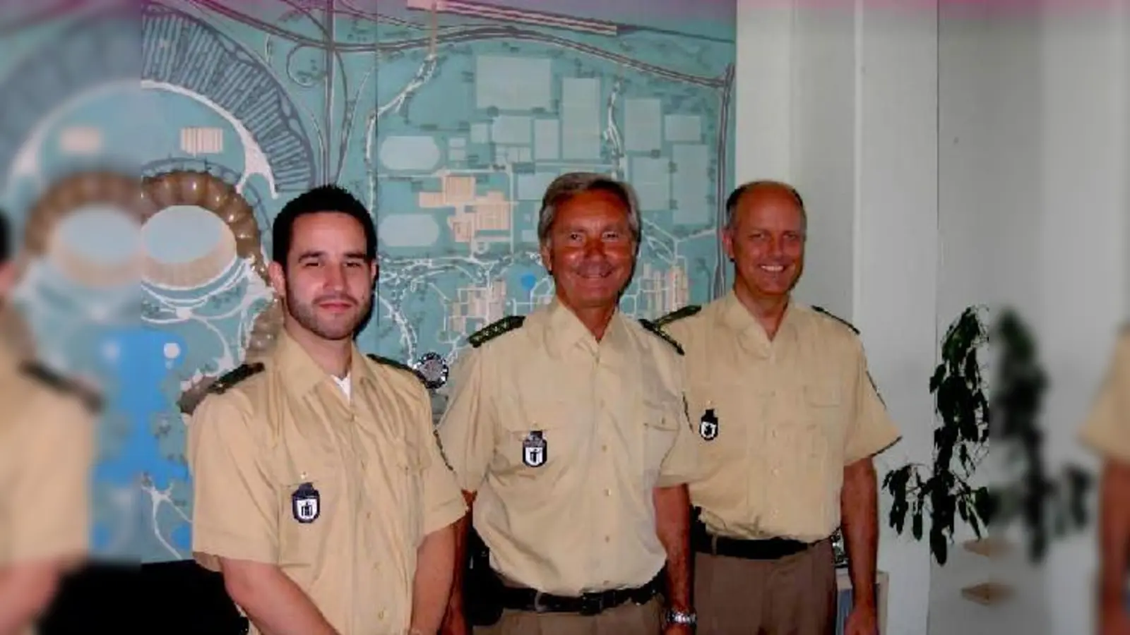 Der Leitende Polizeidirektor Günter Süßbrich begrüßt den neuen Inspektionsleiter Oliver Penonic (links) und verabschiedet Roland Helmig (rechts).	 (F.: Polizei)