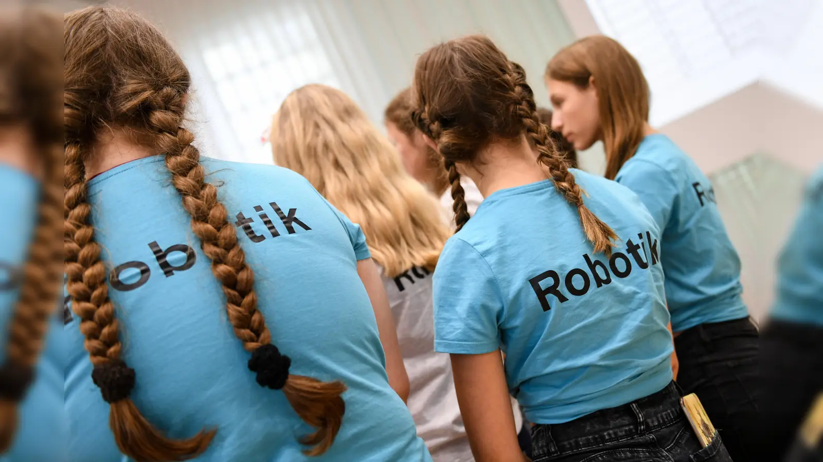 Bei der Preisverleihung der 2. Robotikmeisterschaft hat die Moosacher Samuel-Heinicke-Realschule abgestaubt. (Foto: StMUK/Andreas Gebert)